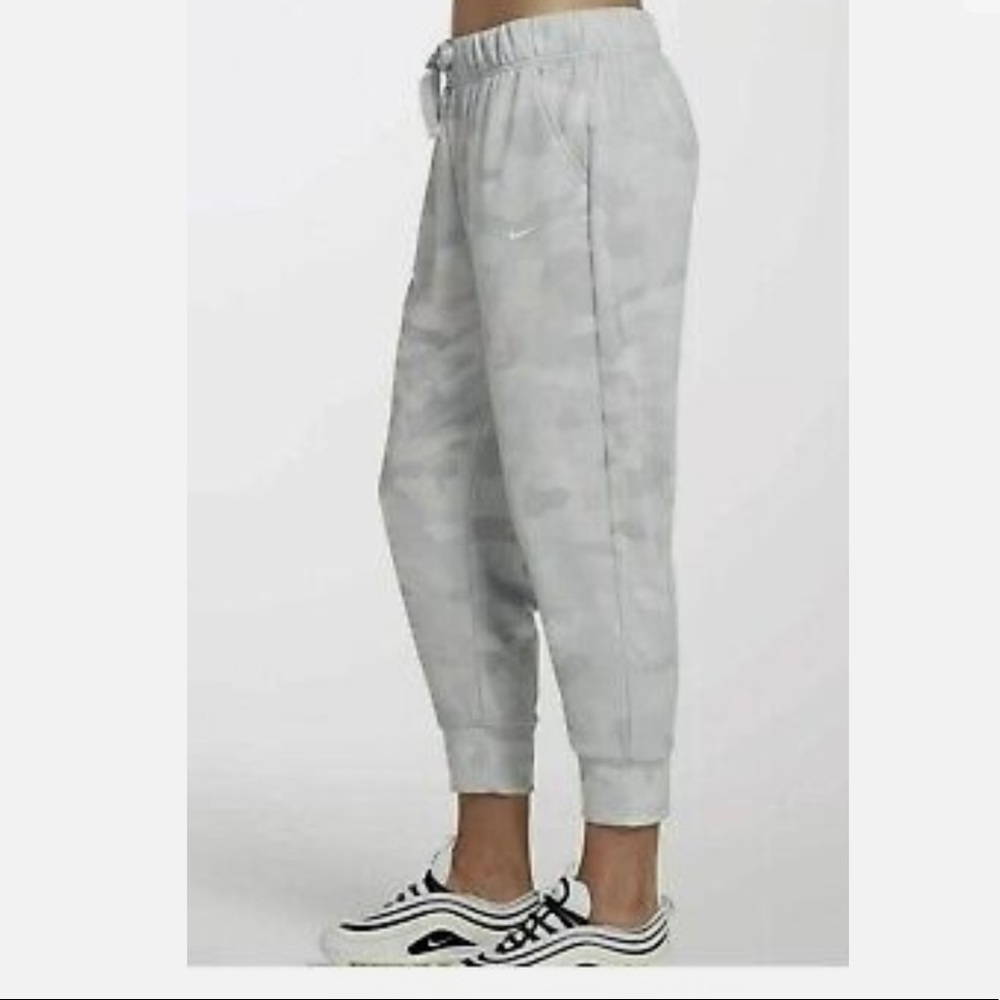 Nike Women’s 7/8 Camo Pants - New
